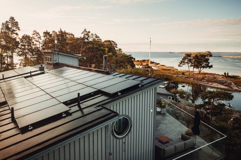 Haus mit PV Anlagen auf dem Dach direkt am Meer.