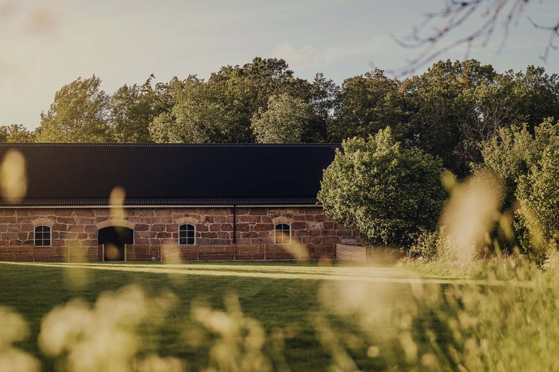 Lantligt hus med solceller på taket
