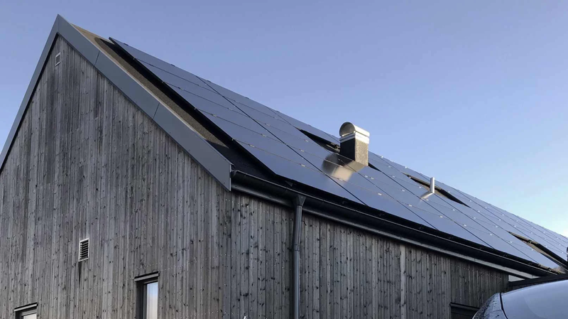 solceller på ett tak och naturfasad